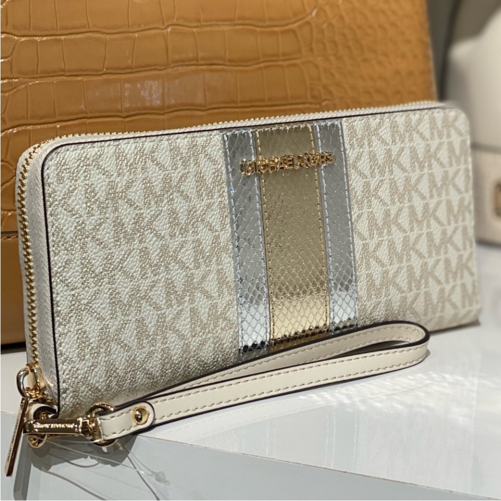 Michael Kors Jet Set
Travel Large Signature
Logo and Metallic Continental Wallet